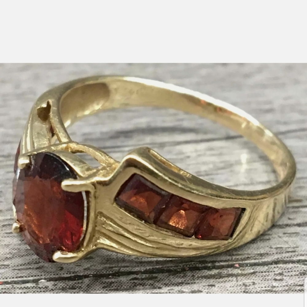 Vintage 10k Gold Womsns Ring Red Stones